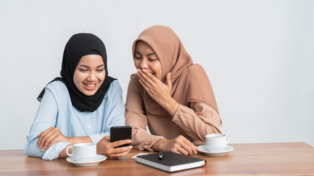 Bahagia di Layar, Luka di Rumah