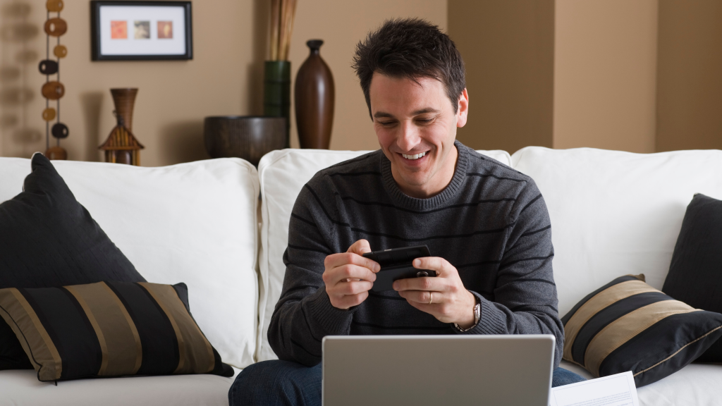 Scroll, Like, Lupa Keluarga, Bahaya Media Sosial